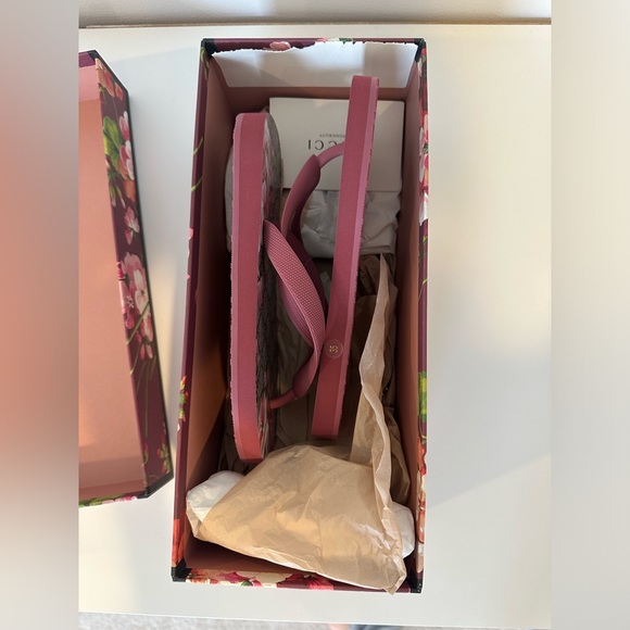 Authentic Gucci bloom rubber flip flops - Picture 3 of 4